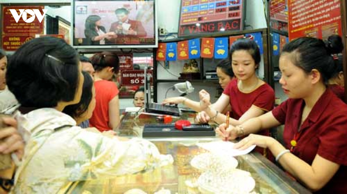 Giá vàng trong nước bỏ xa giá thế giới: Cách nào thu hẹp chênh lệch? - Ảnh 1.