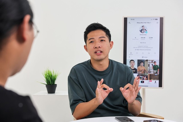 Reviewer Hải Triều: Tháng lương đầu tiên chỉ đủ mua 2 cái áo jean, quyết định học Thạc sỹ cho nhân viên… nể - Ảnh 1.
