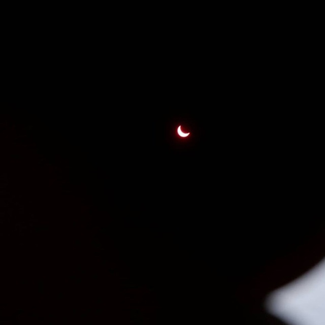 Hiếm hoi lắm mới xuất hiện tại Việt Nam, đây là hiện tượng nhật thực “vòng lửa” được dân mạng từ khắp nơi chụp lại được trong chiều nay - Ảnh 6.