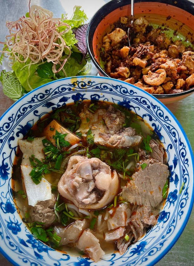 Thạc sĩ bỏ việc ngân hàng về “thừa kế” quán bún bò: Bán 200 tô/ngày, đắt khách nhất quận 3 - Ảnh 9.