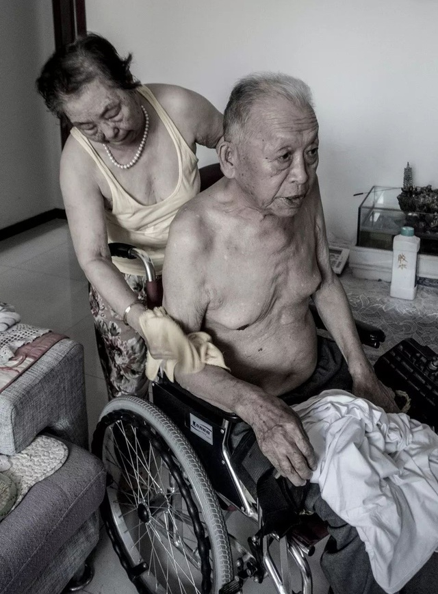 Bức ảnh khiến hàng tỷ người rơi lệ: Từ đôi thanh mai trúc mã trở thành vợ chồng và nụ hôn động viên tạo nên kỳ tích cho người đang nguy kịch - Ảnh 11.