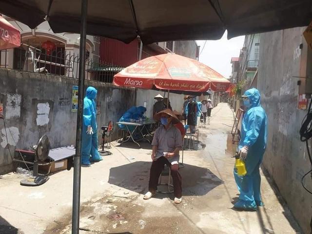 Nhân viên y tế nơi tuyến đầu chống dịch kiệt sức, gần như gục ngã khi căng mình lấy mẫu test COVID-19 giữa trưa nắng 40 độ - Ảnh 3.