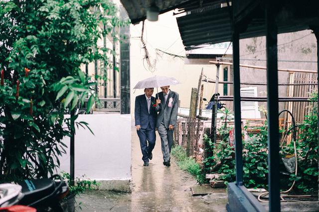 Đám cưới mùa nước nổi: Cô dâu chú rể thả dép đi chân trần lội nước - Ảnh 12.