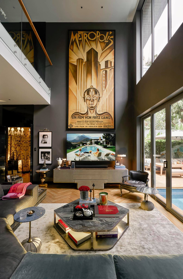 Bên trong biệt thự triệu đô của NTK Thái Công: Lộng lẫy, xa hoa nhưng bất ngờ bị nhận xét là rối mắt, trông giống showroom đồ nội thất, không xứng với danh tiếng - Ảnh 1.