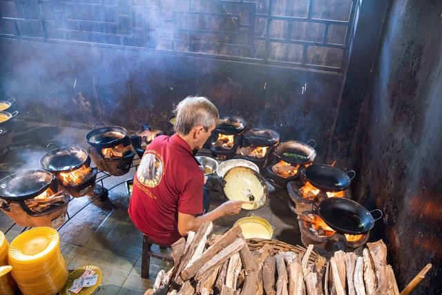 Bánh xèo chay 23 năm đãi khách miễn phí ở An Giang, số lượng bánh đổ 6.000 chiếc/ngày, người đổ bánh MÚA với 10 chiếc chảo liên tục - Ảnh 11.