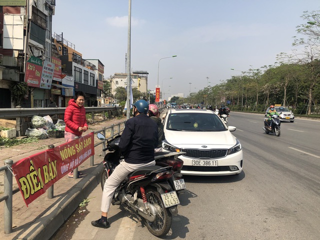 Người Hà Nội đội nắng, nườm nượp đến giải cứu nông sản cho nông dân Hải Dương: 15 tấn rau bán hết veo trong vòng vài tiếng - Ảnh 15.