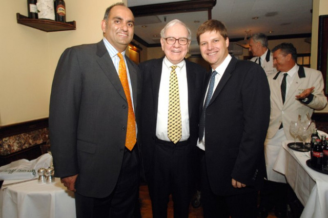 “13 điều tuyệt vời tôi học được trong bữa trưa với Warren Buffett”: Hãy hào phóng với người khác! - Ảnh 1.