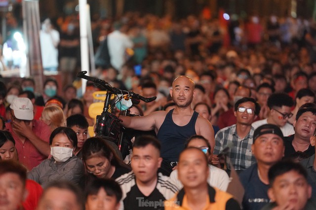  Người hâm mộ TPHCM rơi nước mắt khi đội tuyển Việt Nam suýt bại trên sân nhà - Ảnh 17.