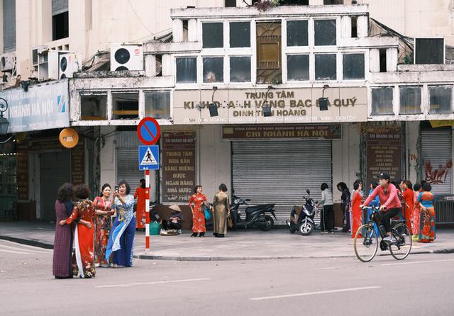 Gió lạnh đầu mùa chạm ngõ Hà Nội khiến ai cũng mê mẩn - Ảnh 5.
