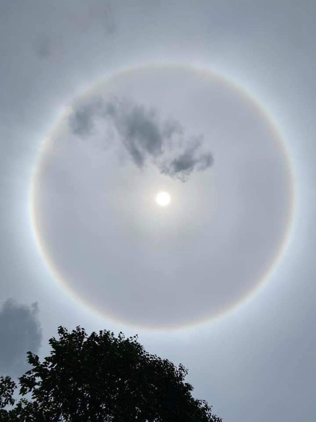 Hiếm hoi lắm mới xuất hiện tại Việt Nam, đây là hiện tượng nhật thực “vòng lửa” được dân mạng từ khắp nơi chụp lại được trong chiều nay - Ảnh 1.