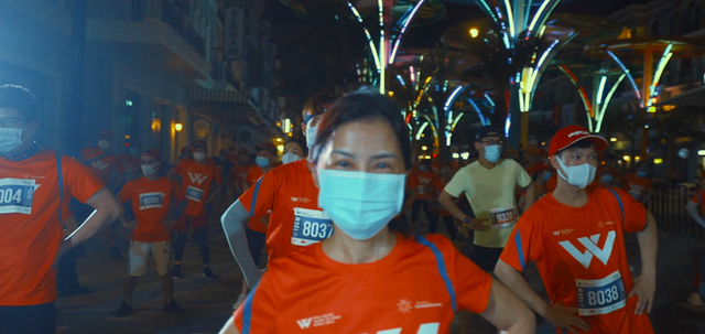 Khung cảnh VĐV Phú Quốc WOW Island Race 2021 đồng loạt đeo khẩu trang khi khởi động và trên đường chạy gây ấn tượng - Ảnh 2.