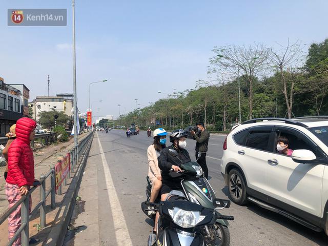 Người Hà Nội đội nắng, nườm nượp đến giải cứu nông sản cho nông dân Hải Dương: 15 tấn rau bán hết veo trong vòng vài tiếng - Ảnh 16.