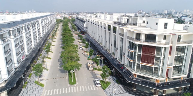 TPHCM: Cả tháng chỉ bán được 12 căn nhà liền thổ - Ảnh 1.