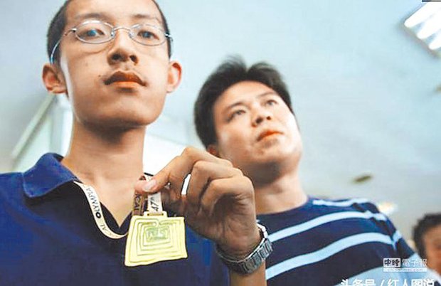 “Thiên tài toán học” Trung Quốc từng bất chấp kỳ vọng của cả nước để xuất gia, giờ ra sao sau khi đã hoàn tục? - Ảnh 2.