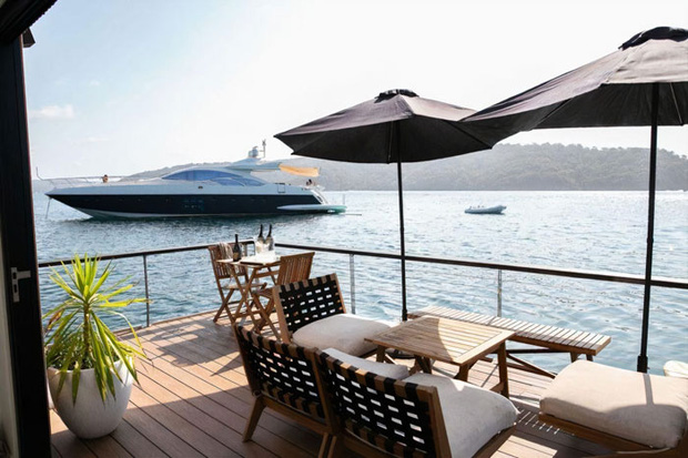 Ngôi nhà nhỏ gọn nổi trên mặt nước, sử dụng năng lượng từ mặt trời nhưng có giá thuê 30 triệu/đêm - Ảnh 2.