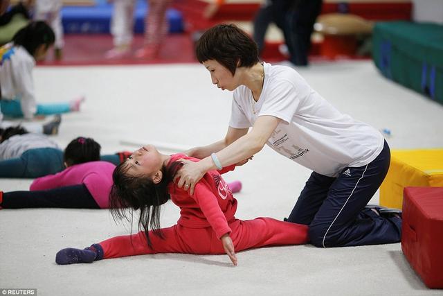 Giấc mơ vô địch Olympic của những đứa trẻ ở lò đào tạo thể thao Trung Quốc: Đánh đổi tuổi thơ bằng máu, mồ hôi và nước mắt - Ảnh 16.