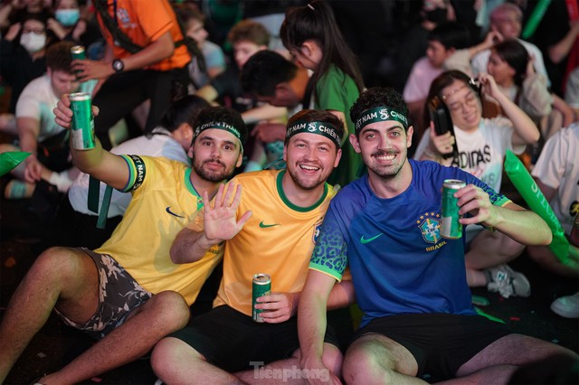  Người hâm mộ TPHCM rơi nước mắt khi đội tuyển Việt Nam suýt bại trên sân nhà - Ảnh 2.