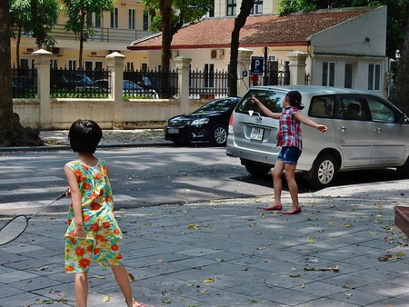 Khách nước ngoài đúc kết những thứ trẻ con Việt Nam ai cũng thích: Nhiều điều vô cùng độc đáo - Ảnh 4.