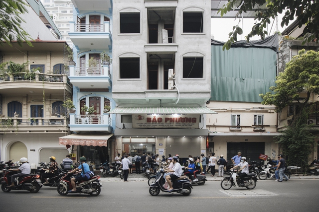  Rằm tháng Tám cận kề, người dân xếp hàng dài mua bánh Trung thu Bảo Phương - Ảnh 2.
