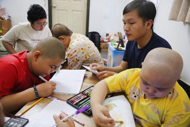 Chuyện cô Phấn hơn 13 năm dạy chữ cho những đứa trẻ trọc đầu: “Lỡ thương tụi nhỏ rồi, không bỏ được” - Ảnh 7.