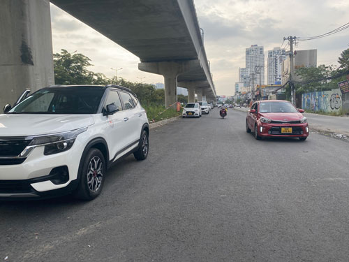  Ôm nợ vì mua xe chạy dịch vụ - Ảnh 1.