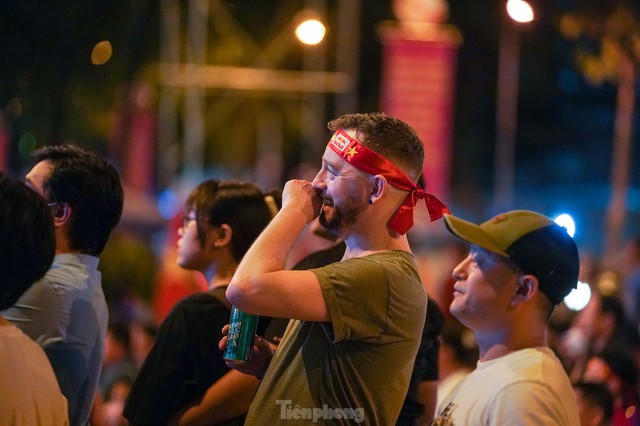  Người hâm mộ TPHCM rơi nước mắt khi đội tuyển Việt Nam suýt bại trên sân nhà - Ảnh 8.