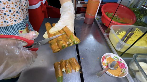 Đến chợ ẩm thực ở TP.HCM, du khách Mỹ cầm 1 triệu đồng ăn mãi không hết: “Nơi đây bán món ăn đường phố siêu rẻ” - Ảnh 19.