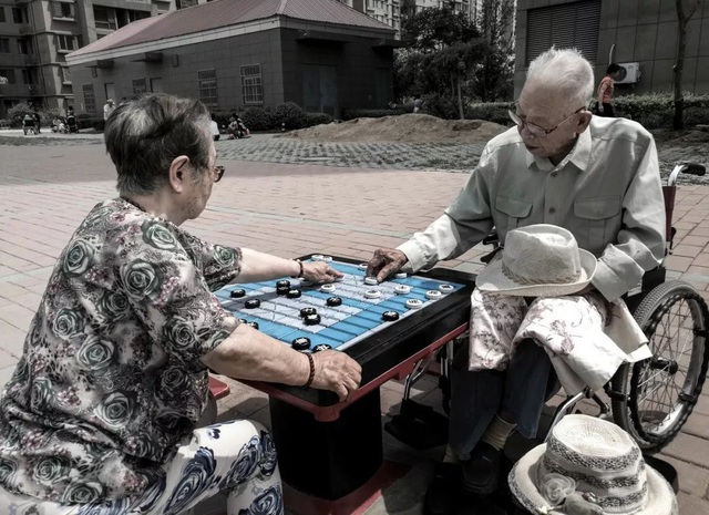 Bức ảnh khiến hàng tỷ người rơi lệ: Từ đôi thanh mai trúc mã trở thành vợ chồng và nụ hôn động viên tạo nên kỳ tích cho người đang nguy kịch - Ảnh 8.