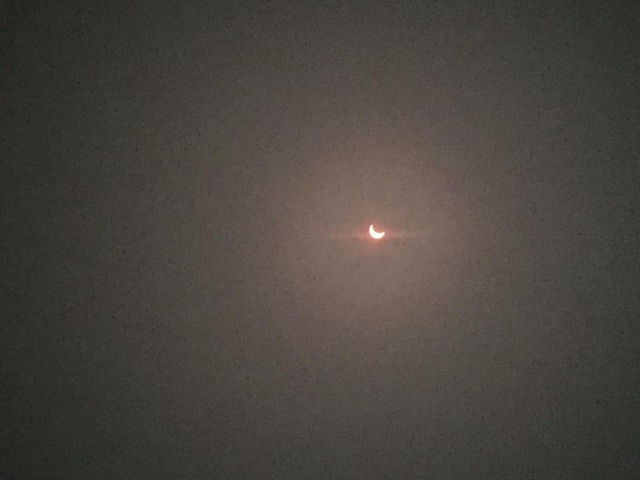 Hiếm hoi lắm mới xuất hiện tại Việt Nam, đây là hiện tượng nhật thực “vòng lửa” được dân mạng từ khắp nơi chụp lại được trong chiều nay - Ảnh 4.