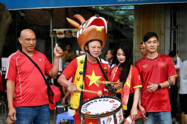 Gặp cổ động viên số 1 Việt Nam 20 năm làm mũ linh vật SEA Games: Tôi đi dọc bờ hồ Hoàn Kiếm đến sân Hàng Đẫy, ai cũng ngước nhìn - Ảnh 1.