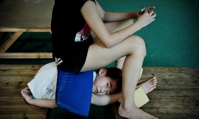 Giấc mơ vô địch Olympic của những đứa trẻ ở lò đào tạo thể thao Trung Quốc: Đánh đổi tuổi thơ bằng máu, mồ hôi và nước mắt - Ảnh 13.