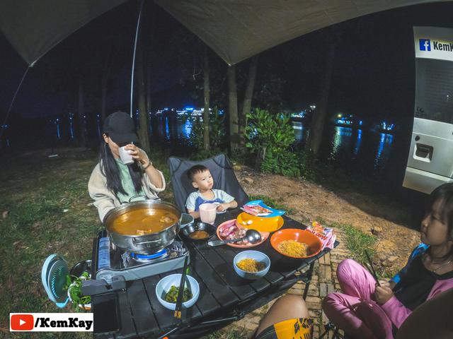 Người đàn ông biến những chiếc xe cũ thành ngôi nhà di động để đi du lịch: Thực hiện vì các con - Ảnh 13.