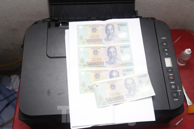 Kẻ sản xuất, tiêu thụ gần 1 tỷ đồng học in tiền giả... trên mạng - Ảnh 1.