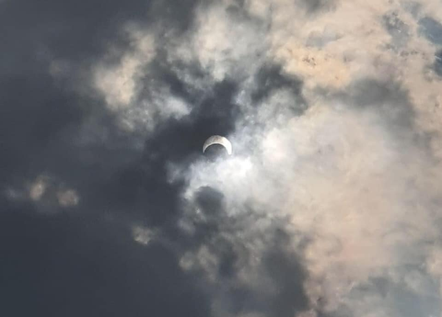 Hiếm hoi lắm mới xuất hiện tại Việt Nam, đây là hiện tượng nhật thực “vòng lửa” được dân mạng từ khắp nơi chụp lại được trong chiều nay - Ảnh 7.