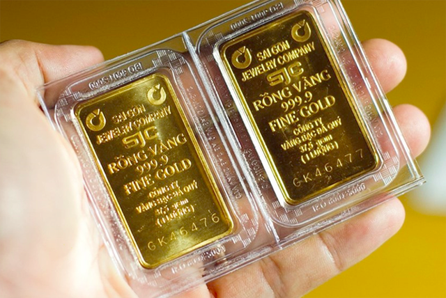 Giá vàng tiếp tục lao dốc, nhà đầu tư có nên mua vào? - Ảnh 1.