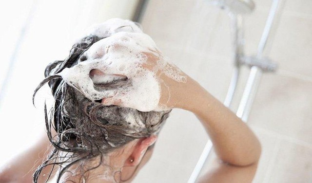 Sai lầm khi gội đầu khiến tóc rụng nhiều như lá mùa thu - Ảnh 2.