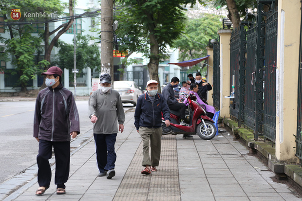 Ảnh: Người Hà Nội trở lại cuộc sống nhộn nhịp trong cuối tuần đầu tiên nới lỏng giãn cách xã hội - Ảnh 4.