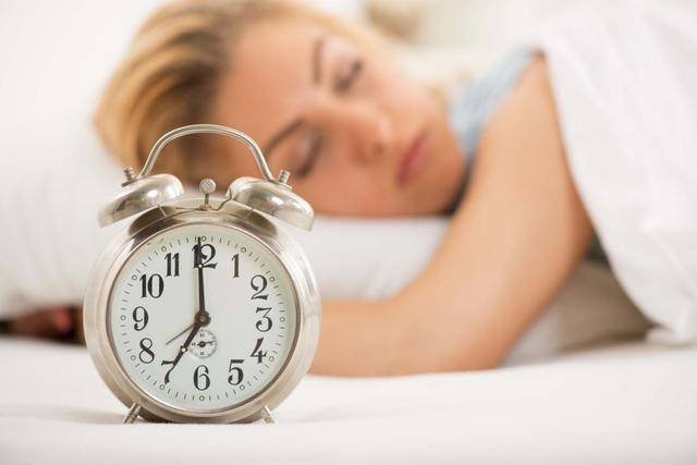 Đi ngủ lúc mấy giờ được tính là thức khuya? Bác sĩ: Không phải 11 giờ cũng không phải 12 giờ, đây mới chính là “khung giờ vàng” thải độc của cơ thể! - Ảnh 3.