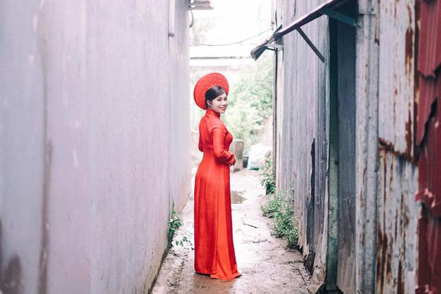 Đám cưới mùa nước nổi: Cô dâu chú rể thả dép đi chân trần lội nước - Ảnh 4.
