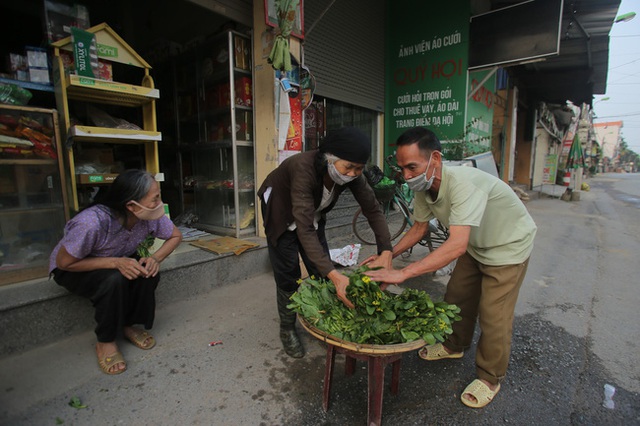 Nhịp sống Hạ Lôi ngày cuối cùng cách ly: Chúng tôi mong đến ngày hết dịch để đi làm chứ nằm ở nhà thì chết - Ảnh 6.
