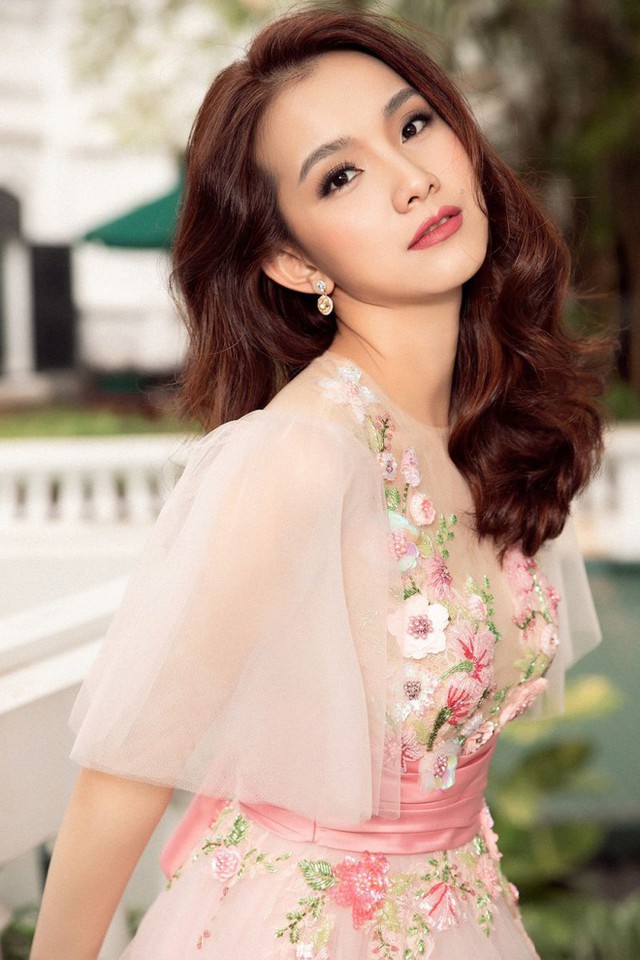 Hoa hậu Hoàn Vũ đầu tiên của Việt Nam và cuộc sống viên mãn bên chồng và 3 con - Ảnh 3.