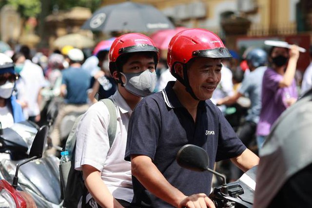  Ra cổng trường thi nhìn cảnh những ông bố đợi con hàng giờ giữa cái nóng đổ lửa: Ngày của Cha nhưng vẫn dành tất cả cho con! - Ảnh 2.