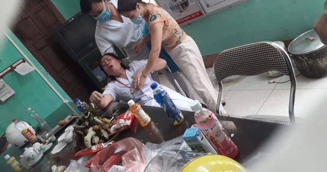 Nhân viên y tế nơi tuyến đầu chống dịch kiệt sức, gần như gục ngã khi căng mình lấy mẫu test COVID-19 giữa trưa nắng 40 độ - Ảnh 5.