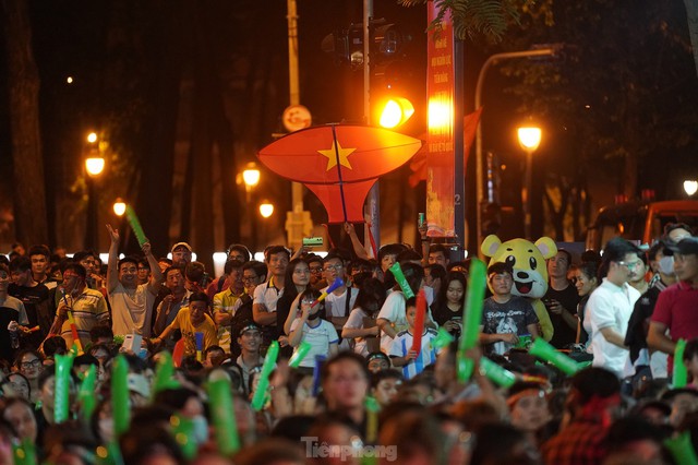  Người hâm mộ TPHCM rơi nước mắt khi đội tuyển Việt Nam suýt bại trên sân nhà - Ảnh 14.