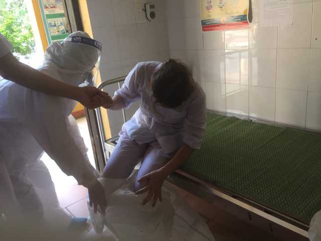 Nhân viên y tế nơi tuyến đầu chống dịch kiệt sức, gần như gục ngã khi căng mình lấy mẫu test COVID-19 giữa trưa nắng 40 độ - Ảnh 10.