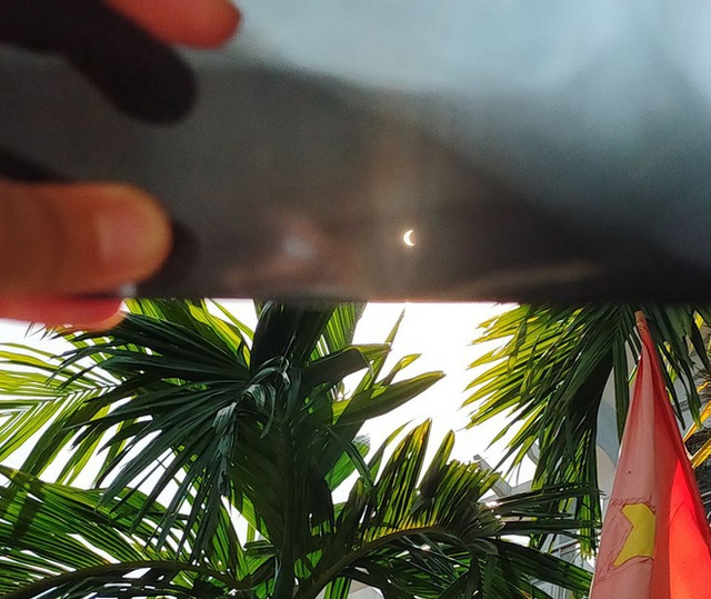 Hiếm hoi lắm mới xuất hiện tại Việt Nam, đây là hiện tượng nhật thực “vòng lửa” được dân mạng từ khắp nơi chụp lại được trong chiều nay - Ảnh 5.