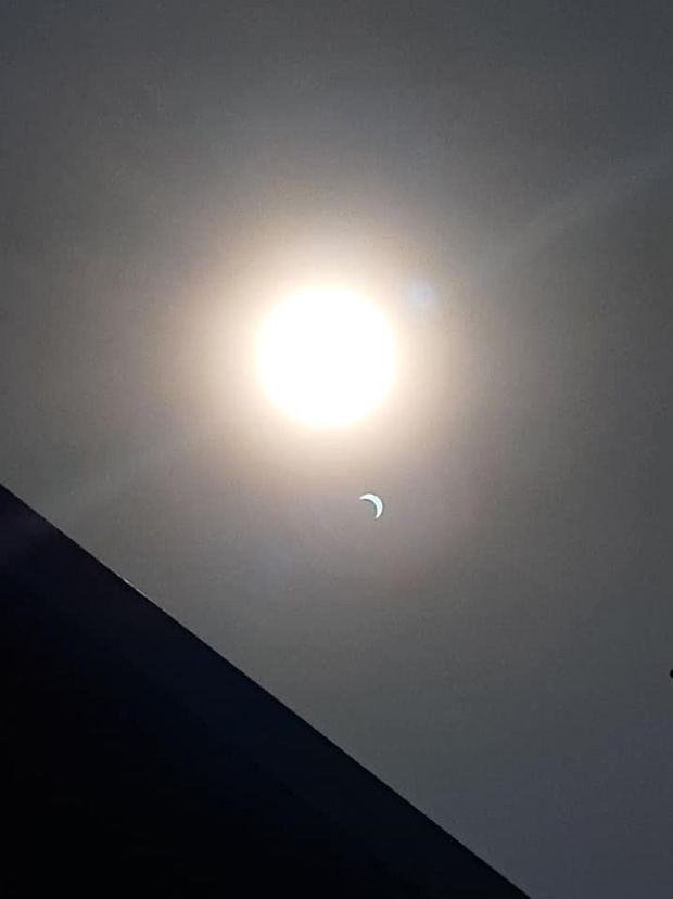 Hiếm hoi lắm mới xuất hiện tại Việt Nam, đây là hiện tượng nhật thực “vòng lửa” được dân mạng từ khắp nơi chụp lại được trong chiều nay - Ảnh 16.