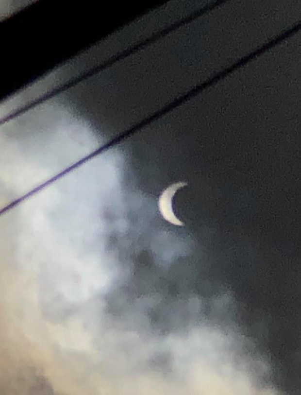 Hiếm hoi lắm mới xuất hiện tại Việt Nam, đây là hiện tượng nhật thực “vòng lửa” được dân mạng từ khắp nơi chụp lại được trong chiều nay - Ảnh 14.