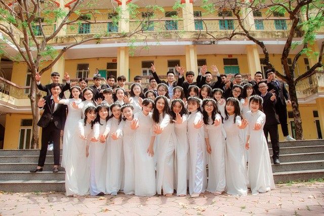 Nữ sinh đạt điểm 10 môn Văn tốt nghiệp THPT viết hơn 11 trang giấy: Học 17 tiếng/ngày, soi tổng điểm thi càng nể phục hơn - Ảnh 3.