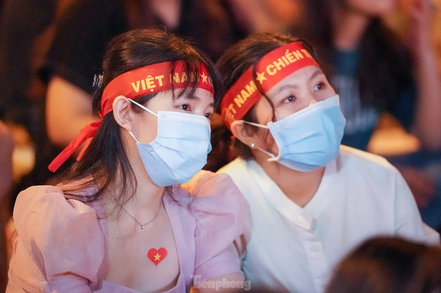  Người hâm mộ TPHCM rơi nước mắt khi đội tuyển Việt Nam suýt bại trên sân nhà - Ảnh 16.